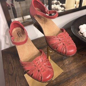 Clarks women’s sandals in Red brown color size 7.5.